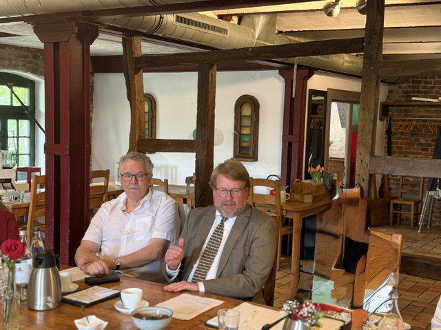 links neuer Kreisvorsitzender Peter Mertens, rechts Gesch�ftsf�hrer der SU-NRW Daniel G�ttler