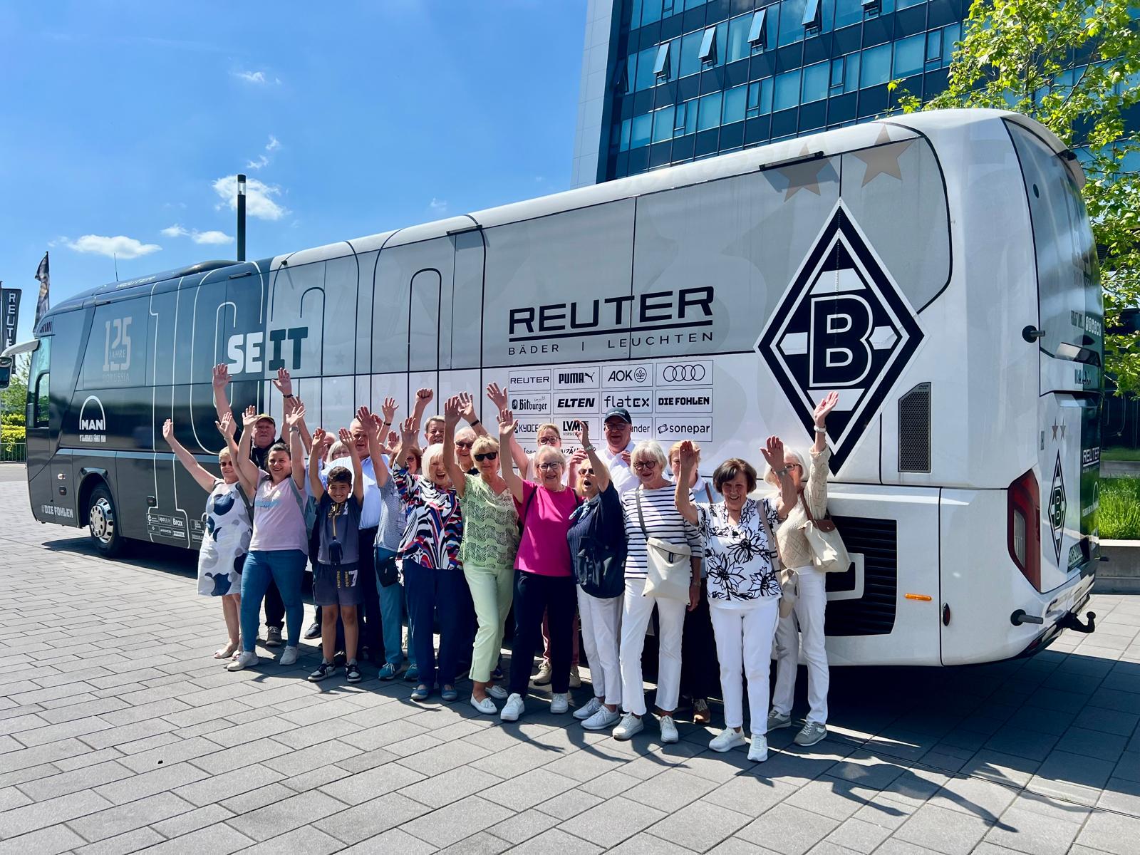 Gruppenfoto mit Bus von den Borussen